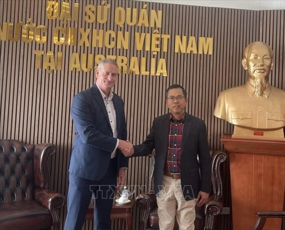Đại sứ Việt Nam tại Australia Phạm Hùng Tâm (bên phải) gặp ông Simon White, Chủ tịch Hội đồng Doanh nghiệp Australia - Việt Nam bang Queensland (AVBCQ) tại trụ sở Đại sứ quán Việt Nam ở thủ đô Canberra. Ảnh: TTXVN