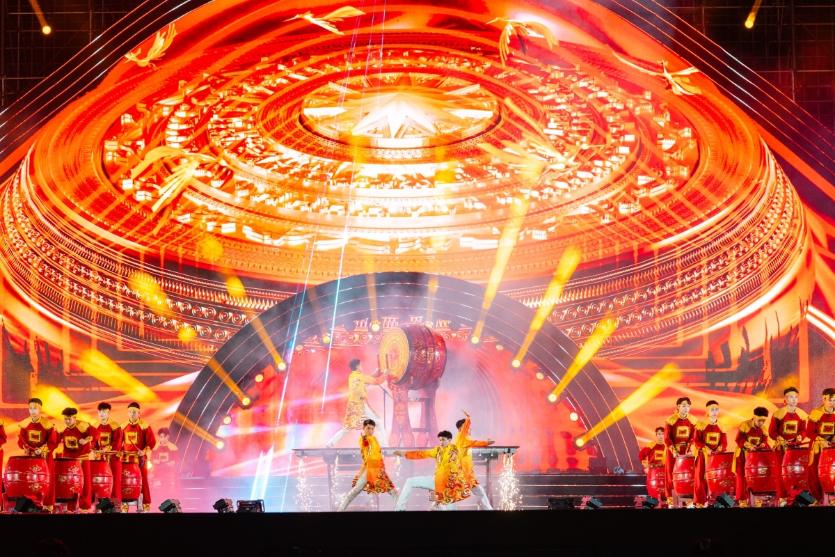 Bằng ngôn ngữ nghệ thuật đa dạng, chương trình tạo nên không gian âm nhạc đa tầng, nơi chất liệu dân gian, trữ tình, chính luận hòa quyện với các xu hướng biểu diễn đương đại như điện tử, rap, pop cùng công nghệ âm thanh, ánh sáng hiện đại tại sân khấu ngoài trời Quảng trường 30 - 10. Trong dòng chảy đó, di sản được tái hiện, làm mới và lan tỏa bằng những hình thức biểu đạt gần gũi với công chúng hôm nay.