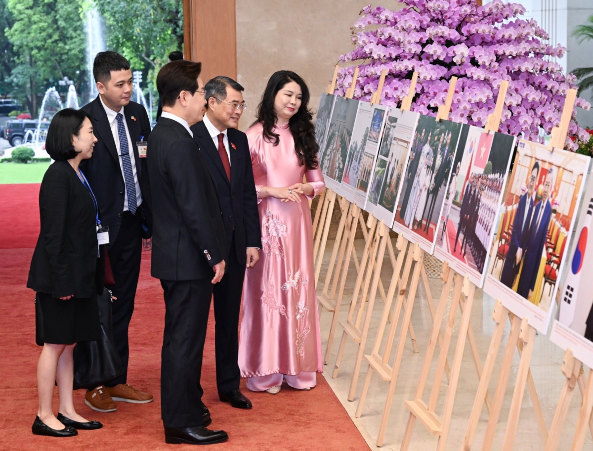 Le Premier ministre Lê Minh Hung et le président sud-coréen Lee Jae Myung visitent une exposition de photos sur les relations bilatérales. Photo: Lai Hoa/VOV