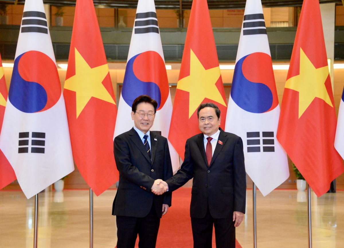 Le président de l’Assemblée nationale vietnamienne, Trân Thanh Mân (à droite) et le président sud-coréen Lee Jae Myung. Photo: Lê Tuyêt/VOV