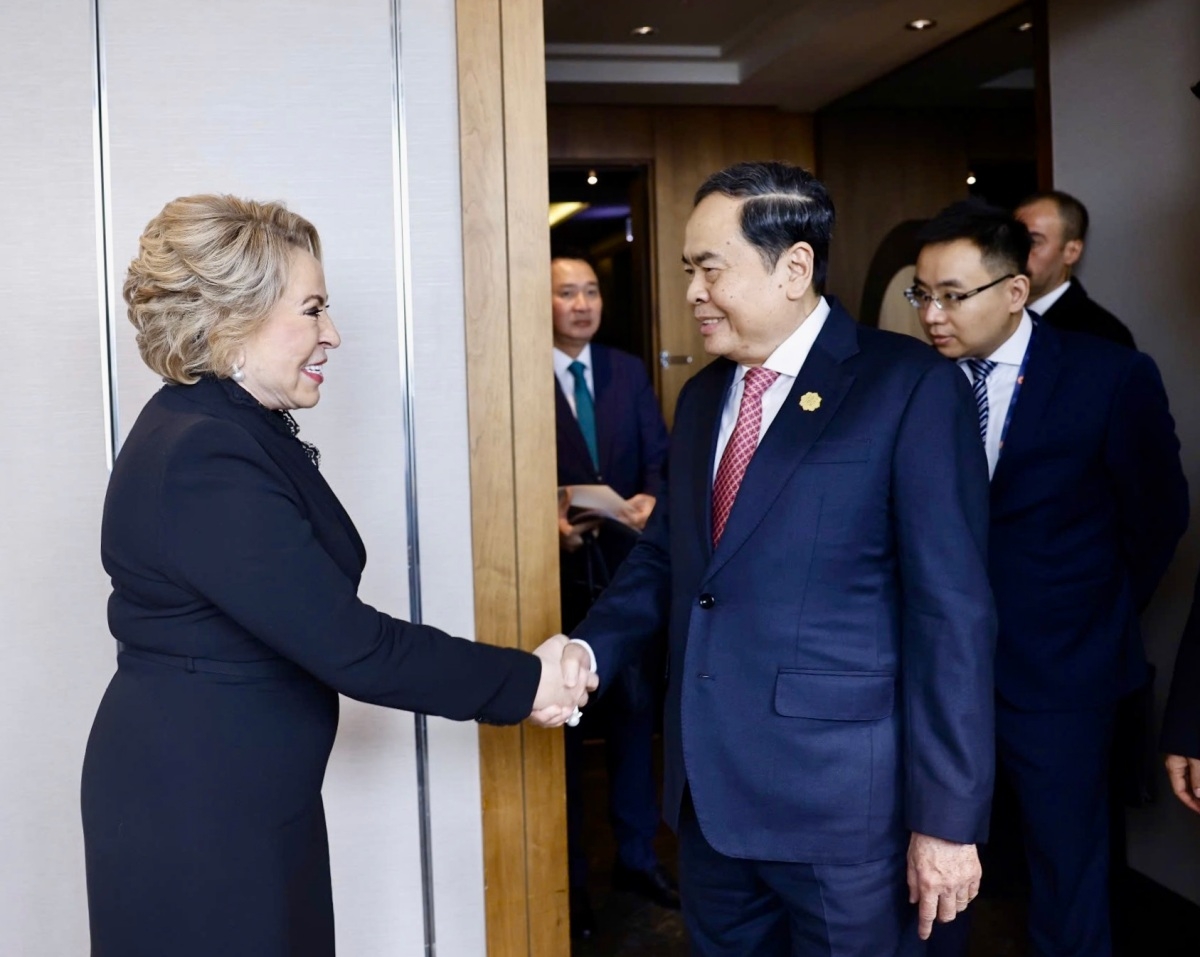 Председатель Национального собрания Вьетнама Чан Тхань Ман (справа) встречается с председателем Совета Федерации России Валентиной Матвиенко. Фото: VOV