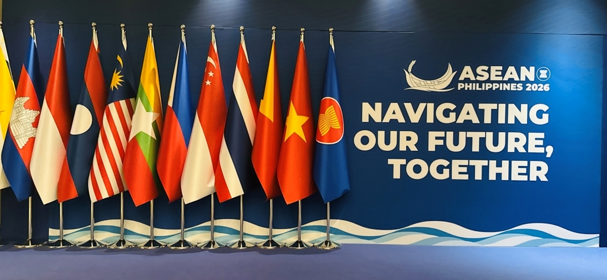 Bendera ASEAN dan bendera nasional negara-negara ASEAN (Foto: Pham Ha/VOV Jakarta)