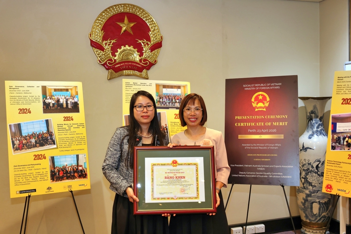 Tổng lãnh sự Việt Nam tại Perth Nguyễn Thanh Hà (trái) trao bằng khen của Bộ trưởng Ngoại giao cho PGS. TS. Dương Thị Hồng Liên. Ảnh: Nhân vật cung cấp