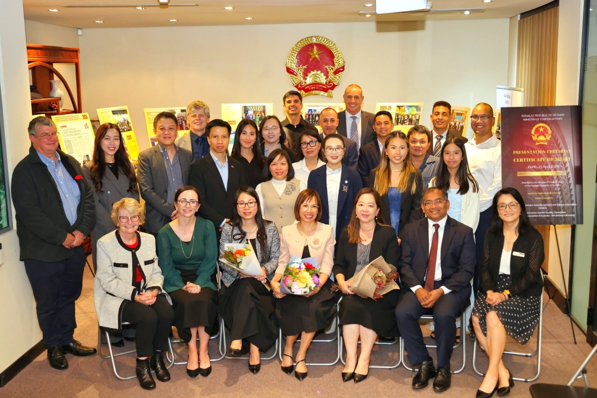 Đại diện hiệp hội LHQ ở Australia, Đại diện Bộ Ngoại giao Australia, Đại diện trường Đại học Curtin cùng đồng nghiệp, bạn bè và gia đình đến chia vui cùng PGS. TS. Dương Thị Hồng Liên.<br>
Ảnh: Nhân vật cung cấp