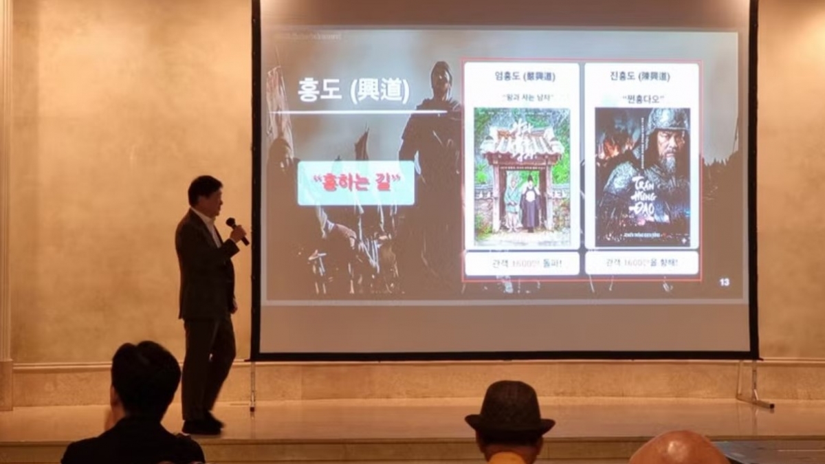 Giám đốc sản xuất, Tổng đạo diễn Shin Chang Seok thuyết trình về dự án phim. Ảnh: Đức Thắng/TTXVN