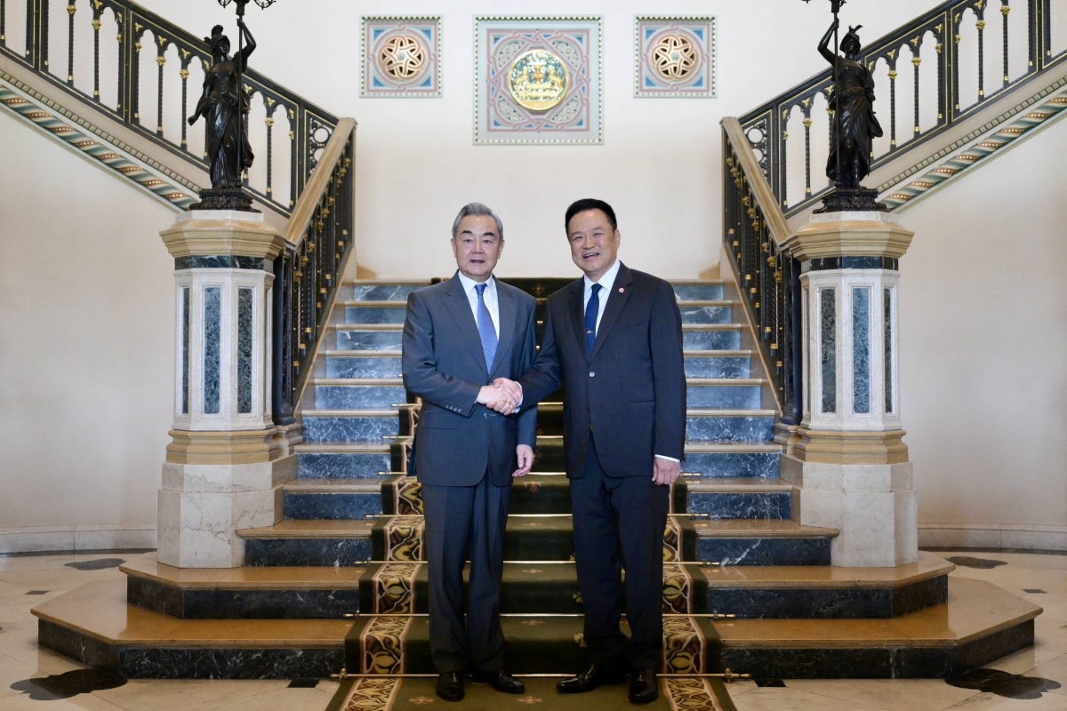 นายกรัฐมนตรีไทย อนุทิน ชาญวีรกูล และรัฐมนตรีว่าการกระทรวงการต่างประเทศจีน หวังอี้ (ภาพ: ทำเนียบรัฐบาลไทย)