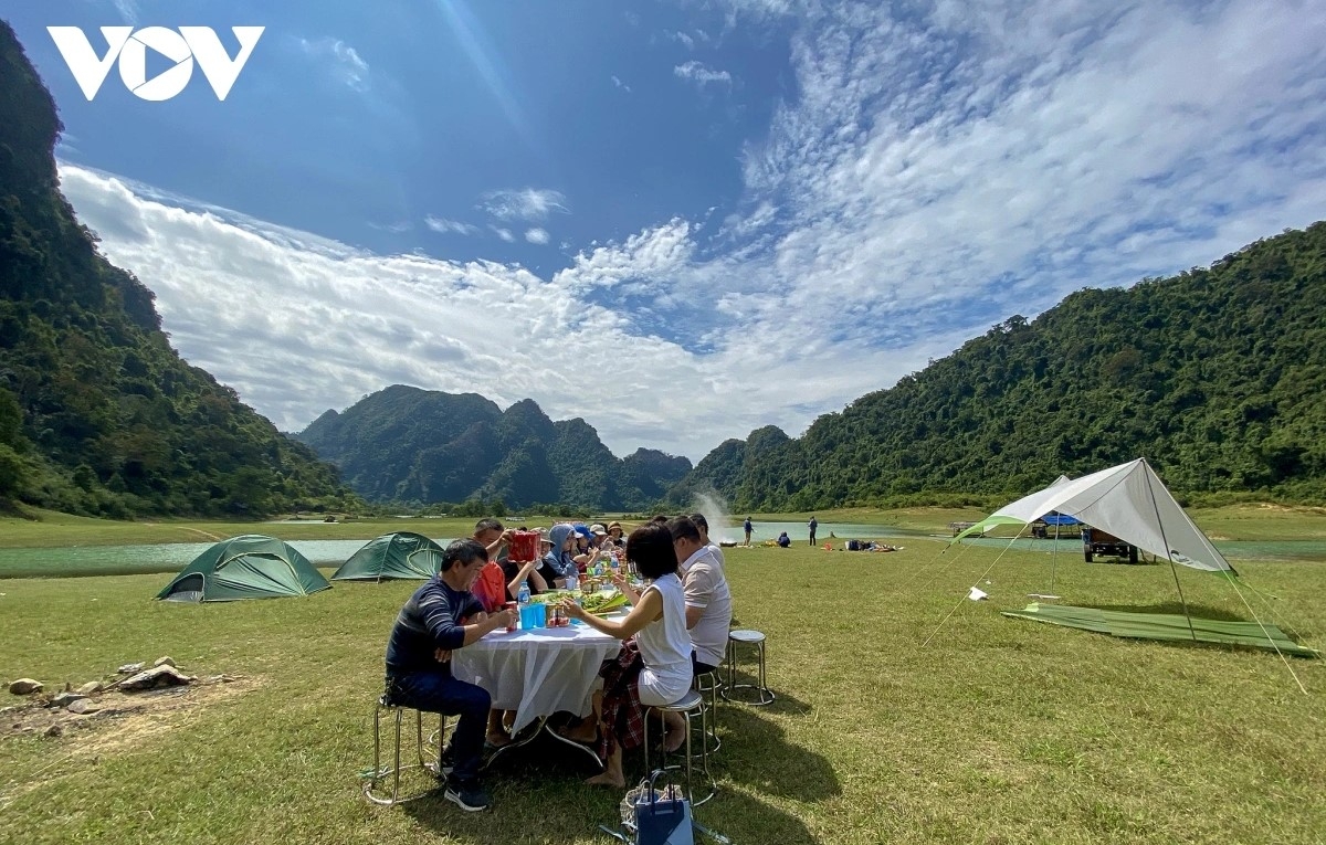 Many people are switching to local tours, short trips that suit their financial conditions and available time. (Illustrative photo: VOV)