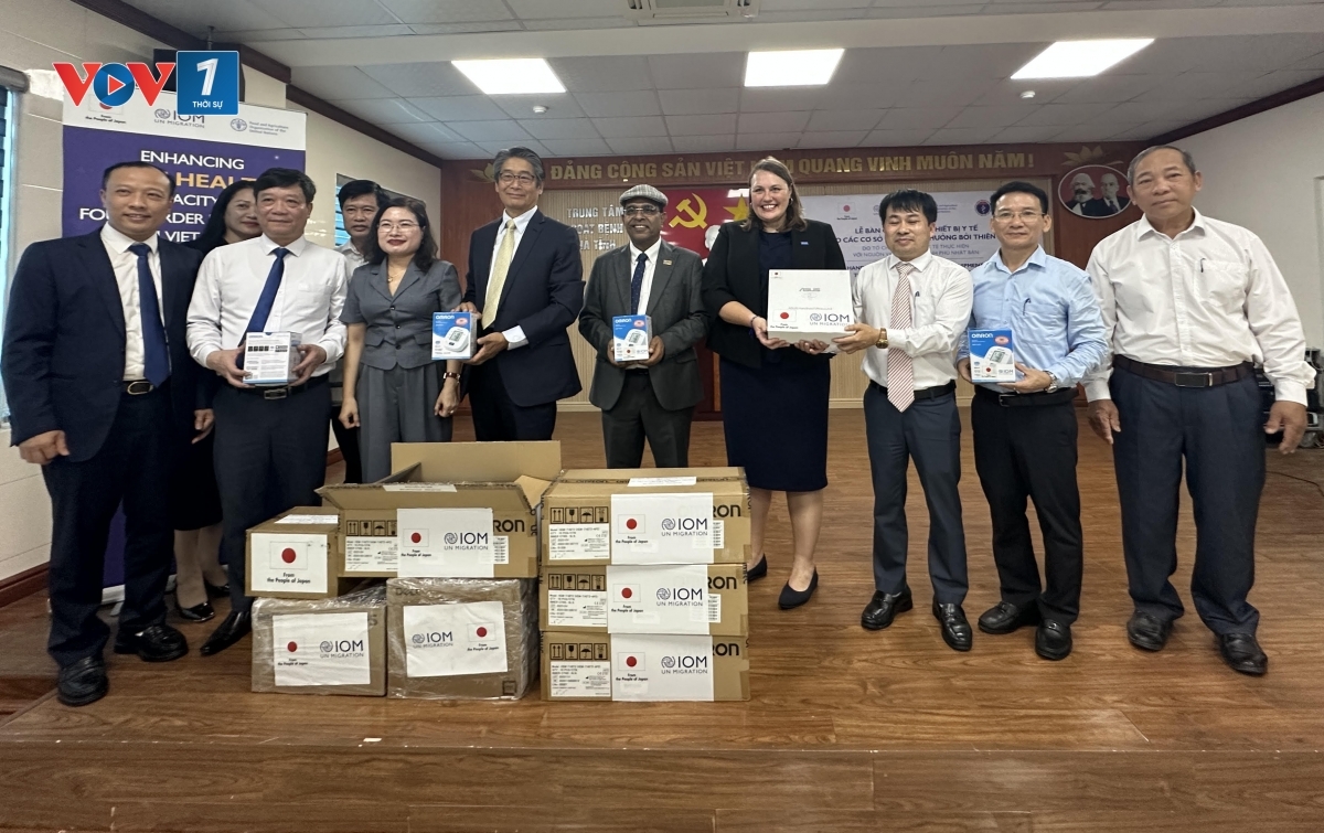 Over 450 items of medical equipment are handed to 25 community health facilities. (Photo: VOV)
