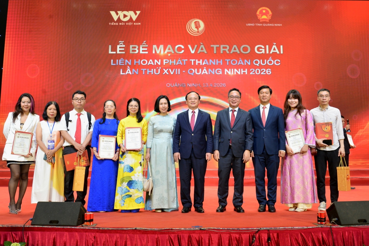 Lãnh đạo Đài Tiếng nói Việt Nam chụp ảnh cùng đại diện tác giả, nhóm tác giả của VOV5. Ảnh: Đức Anh/VOV5