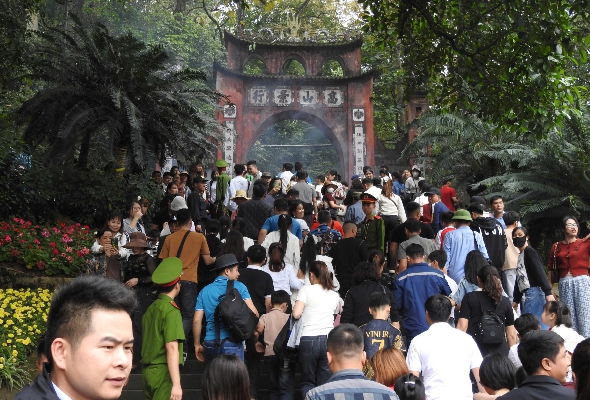 Crowds of people flock to the ancestral land to offer incense during the Hung Temple Festival. Photo: Dinh Tuan/VOV-Northwest