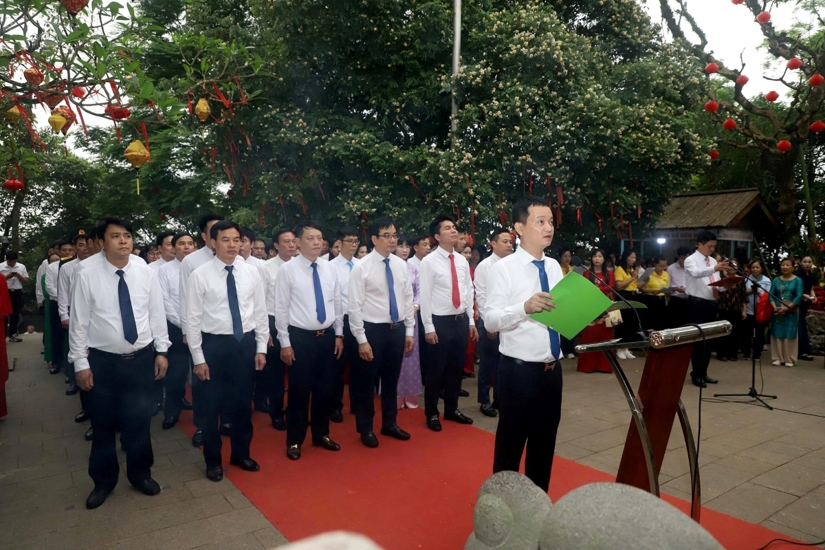 Representatives from communes and wards in Phu Tho offer incense and pay tribute to the merits of the Hung Kings. Photo: Dinh Tuan/VOV-Northwest