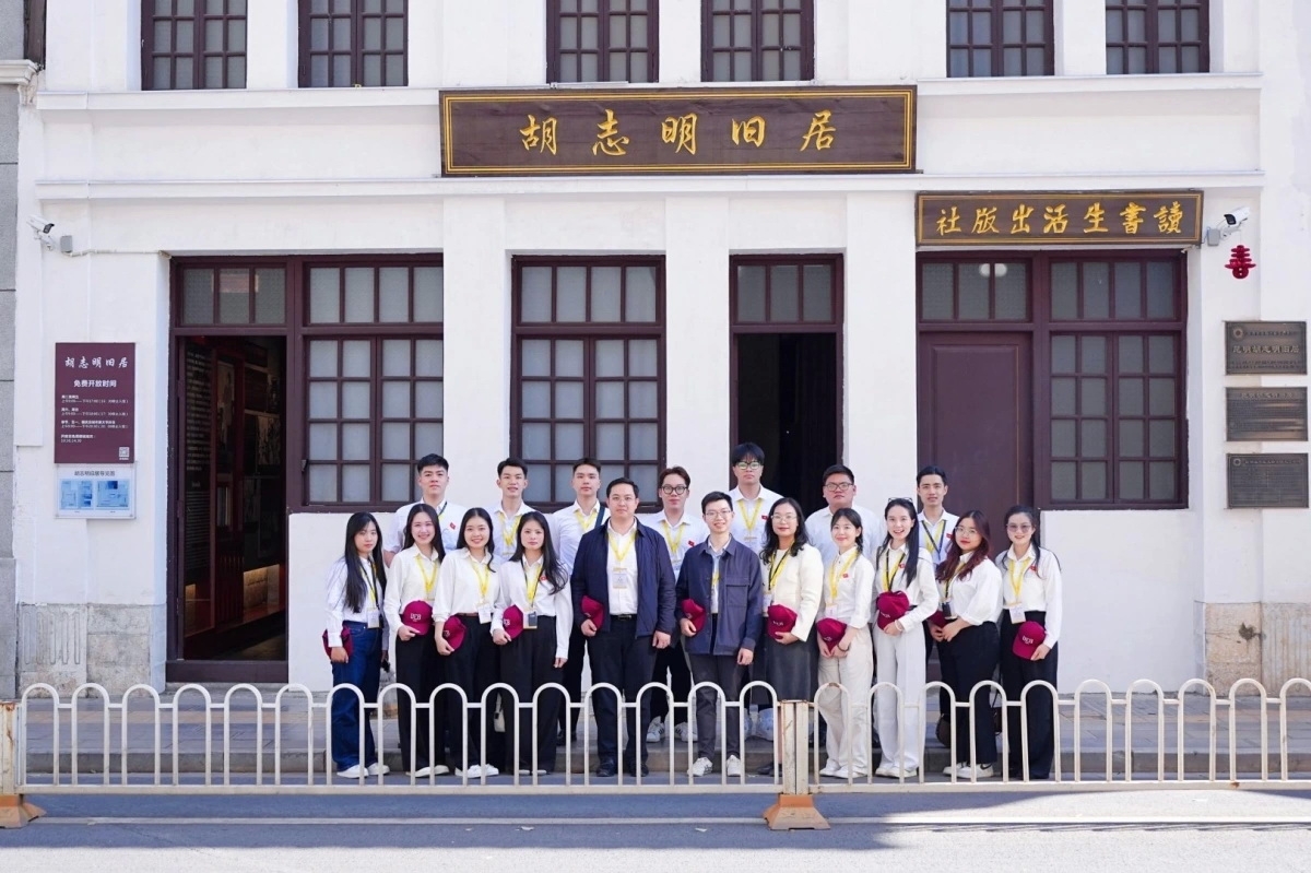 越方代表参观昆明市胡志明主席旧居。