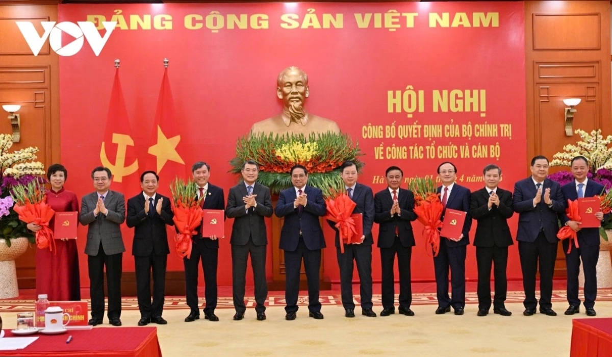 El primer ministro Pham Minh Chinh y el miembro permanente del Secretariado del Comité Central del Partido, Tran Cam Tu, junto con otros líderes del Partido y del Estado, felicitan a los representantes de las unidades. Foto: VOV
