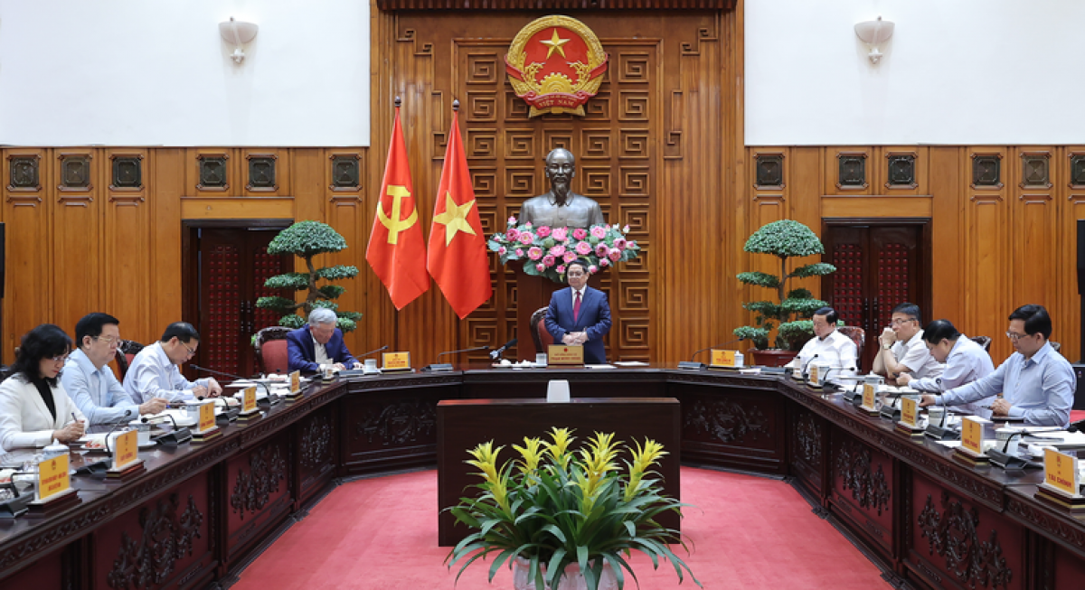 政府总理范明政主持召开会议，讨论建设国家原油储备库的筹备工作