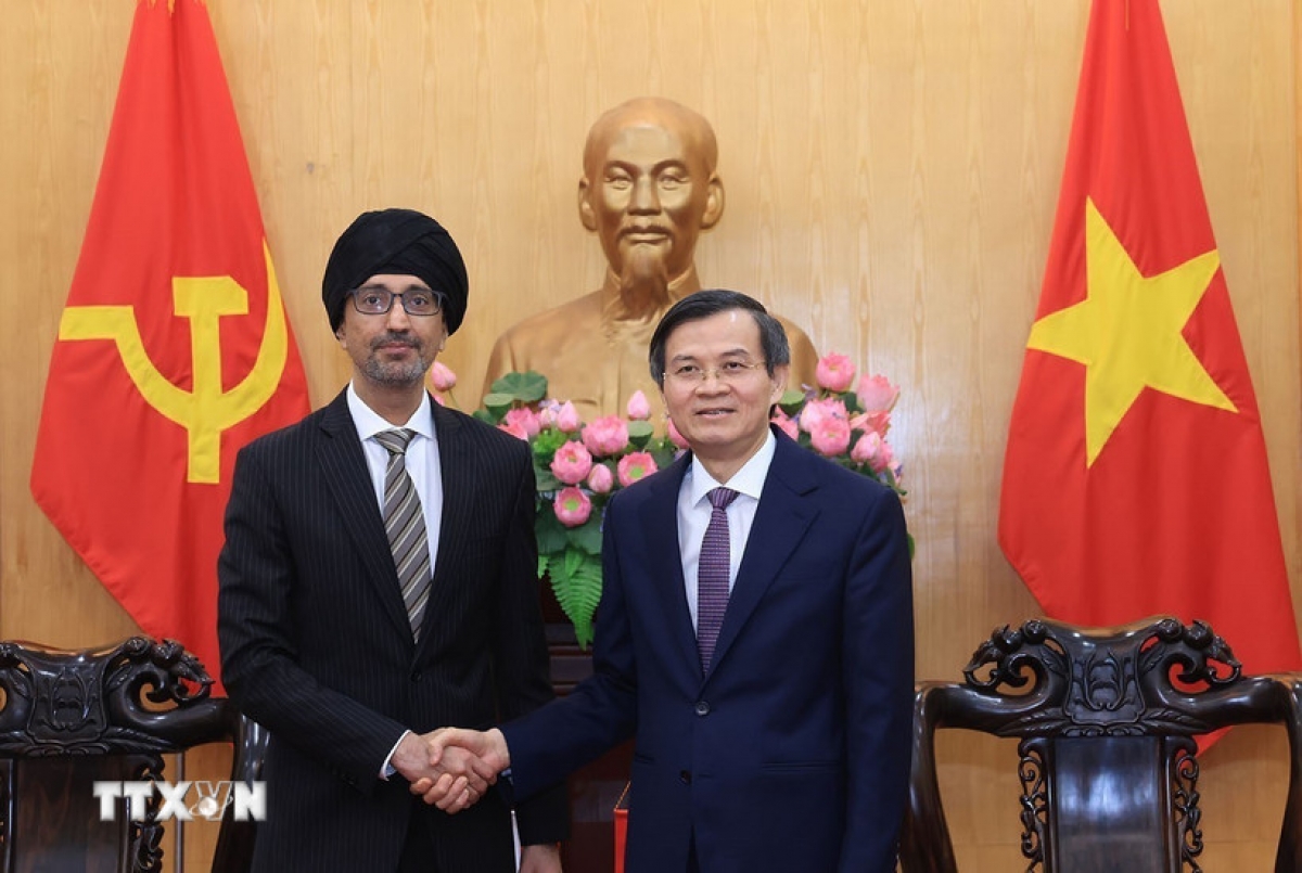 Ông Đoàn Minh Huấn, Ủy viên Bộ Chính trị, Giám đốc Học viện Chính trị Quốc gia Hồ Chí Minh tiếp ông Rajpal Singh, Đại sứ Singapore tại Việt Nam. Ảnh: Tuấn Anh/TTXVN