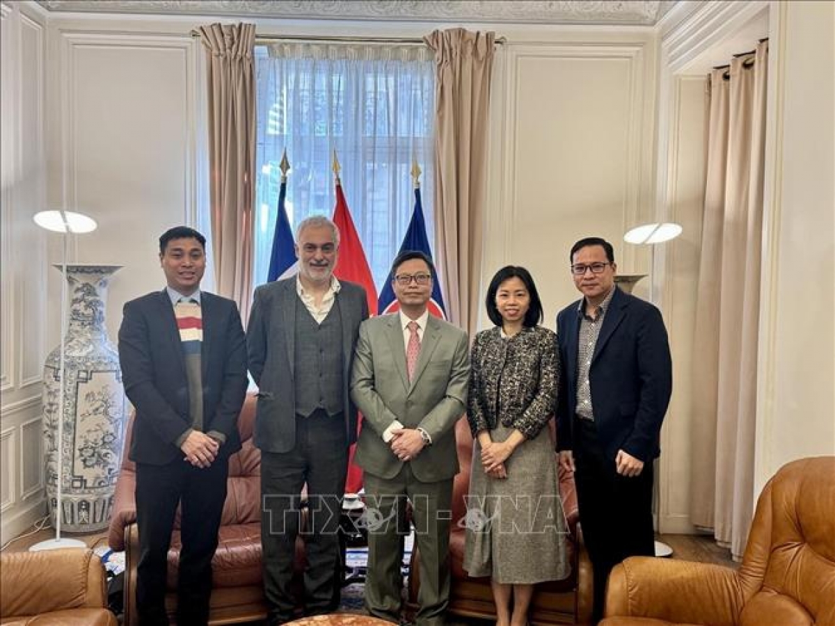 Đại sứ Việt Nam tại Pháp Trịnh Đức Hải và ông Taylan Coskun, Ủy viên Bộ Chính trị Đảng Cộng sản Pháp (PCF), phụ trách quan hệ với Việt Nam tại buổi làm việc. Ảnh: TTXVN