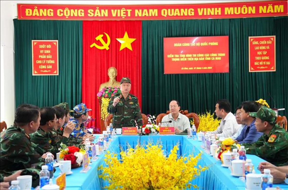 阮光玉上将与当地政府领导人举行工作会议。