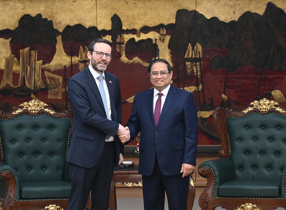 越南政府总理范明政会见大不列颠及北爱尔兰联合王国驻越大使伊恩•弗鲁（左）。