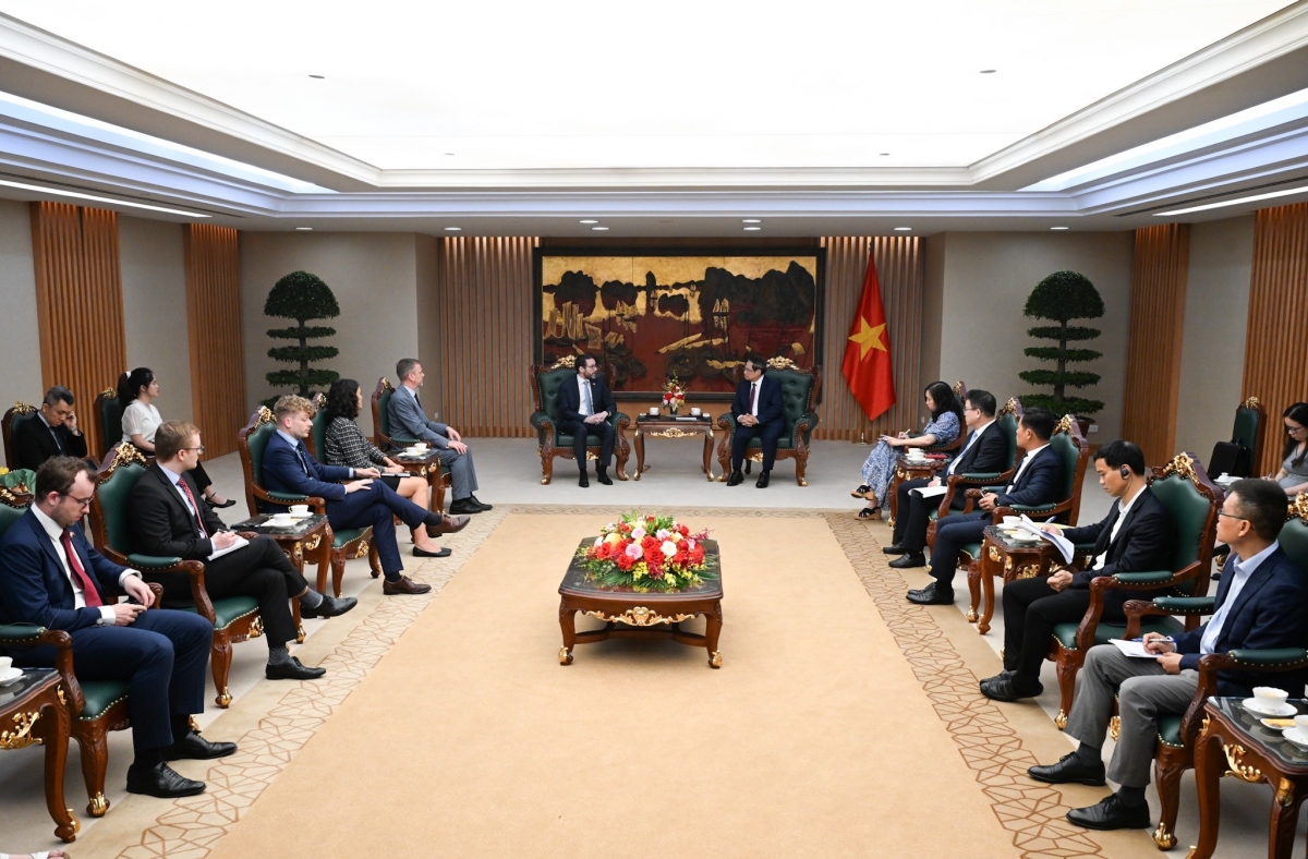 El encuentro entre el primer ministro Pham Minh Chinh y el embajador del Reino Unido en Vietnam, Iain Frew. Foto: VOV