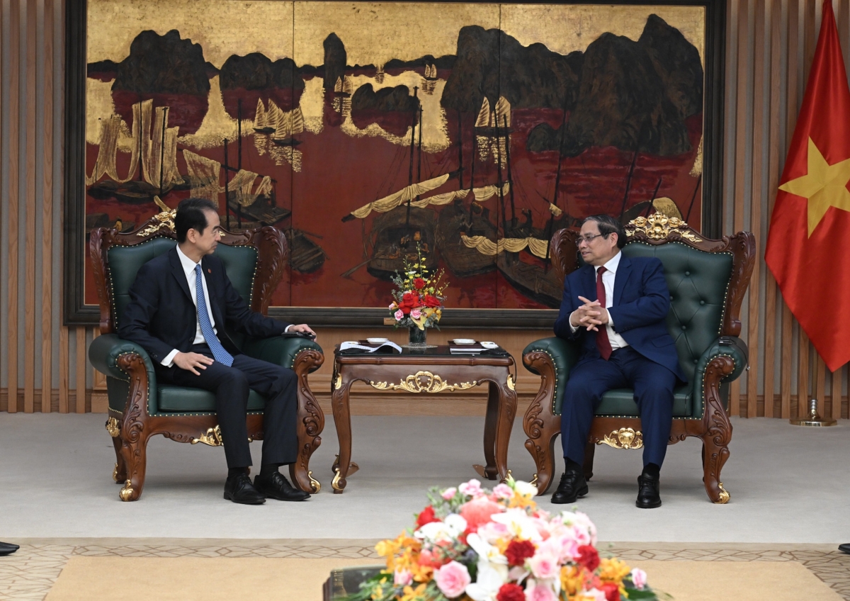 El primer ministro vietnamita, Pham Minh Chinh, y el embajador de China en Hanói, He Wei. Foto: VOV