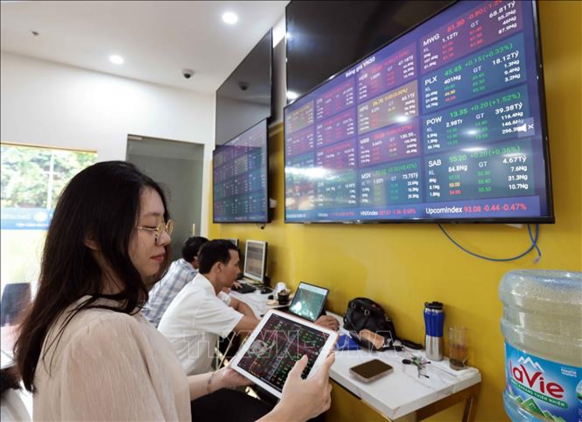 Customers make transactions at the headquarters of Bao Viet Securities Company. (Photo: Tran Viet/VNA)