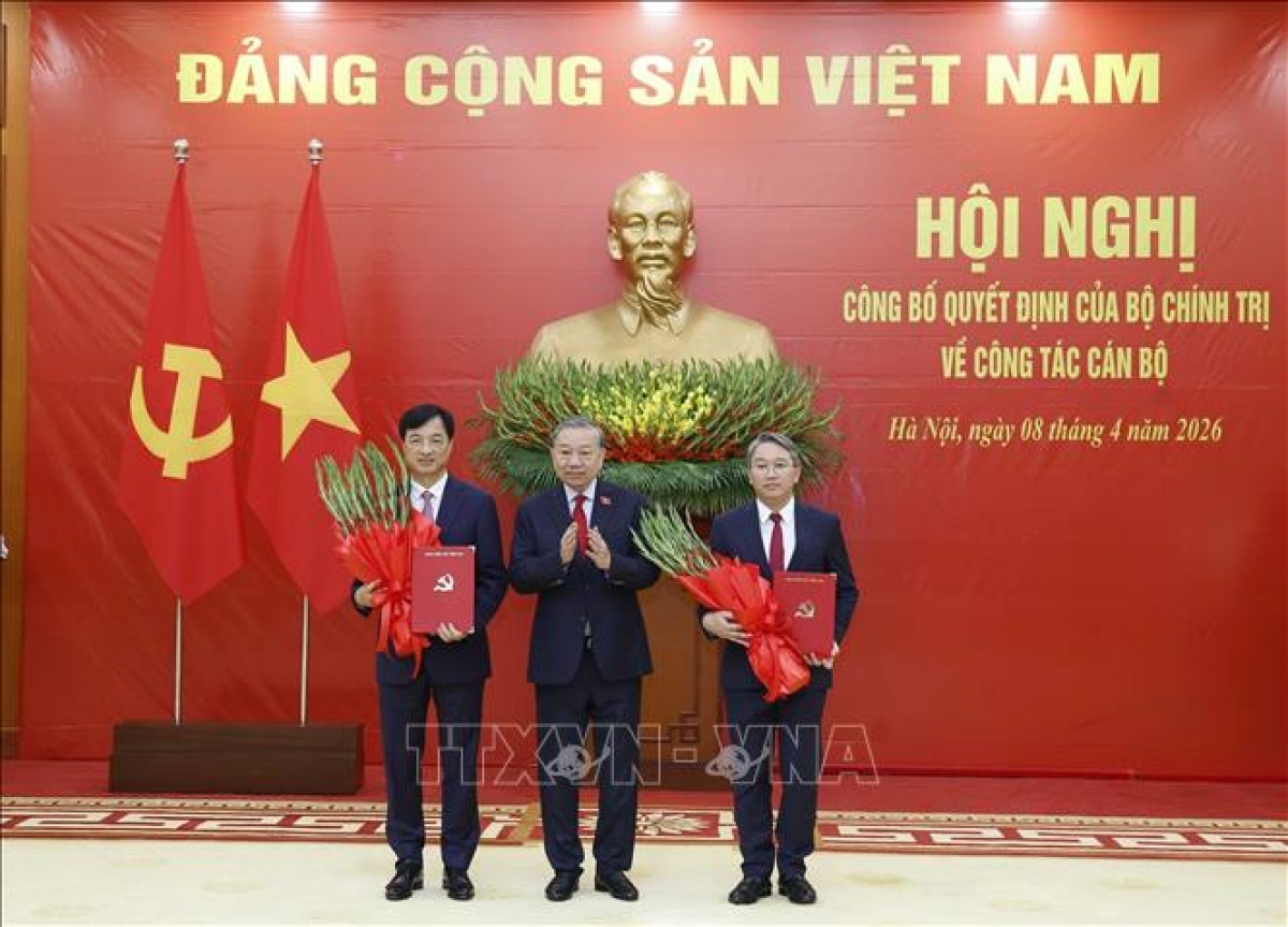 Tổng Bí thư, Chủ tịch nước Tô Lâm trao Quyết định của Bộ Chính trị và tặng hoa chúc mừng Trưởng ban Tổ chức Trung ương Nguyễn Duy Ngọc và Chánh Văn phòng Trung ương Đảng Nguyễn Hải Ninh. Ảnh: Thống Nhất/TTXVN