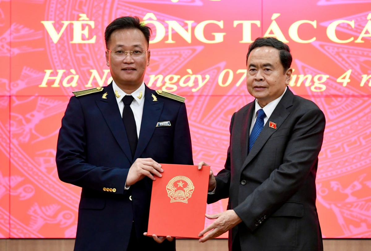 Chủ tịch Quốc hội trao Nghị quyết của Quốc hội bầu Tổng kiểm toán nhà nước cho ông Nguyễn Hữu Nghĩa. Ảnh: VOV