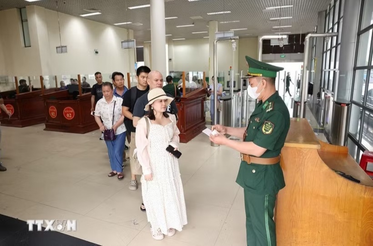 Bộ đội Biên phòng Cửa khẩu Quốc tế Móng Cái làm thủ tục xuất cảnh cho hành khách. Ảnh minh hoạ: Vũ Sinh/TTXVN