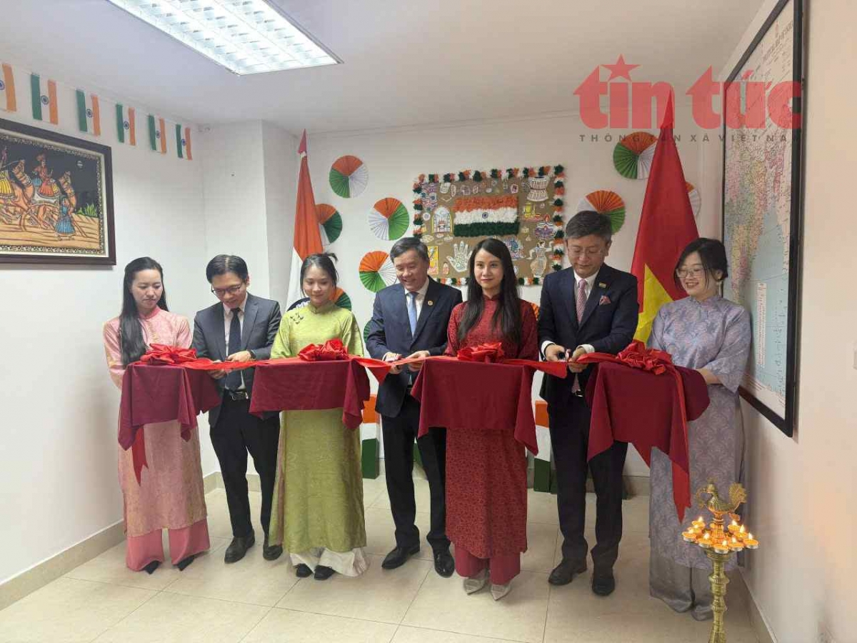Delegates cut the ribbon to launch the "India Corner" at No. 178 Thai Ha, Hanoi. (Photo: VNA)