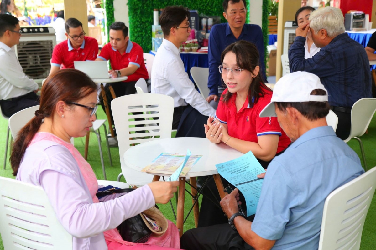 People visit the Ho Chi Minh Tourism Festival to seek for promotion tours. (Photo: VNA)