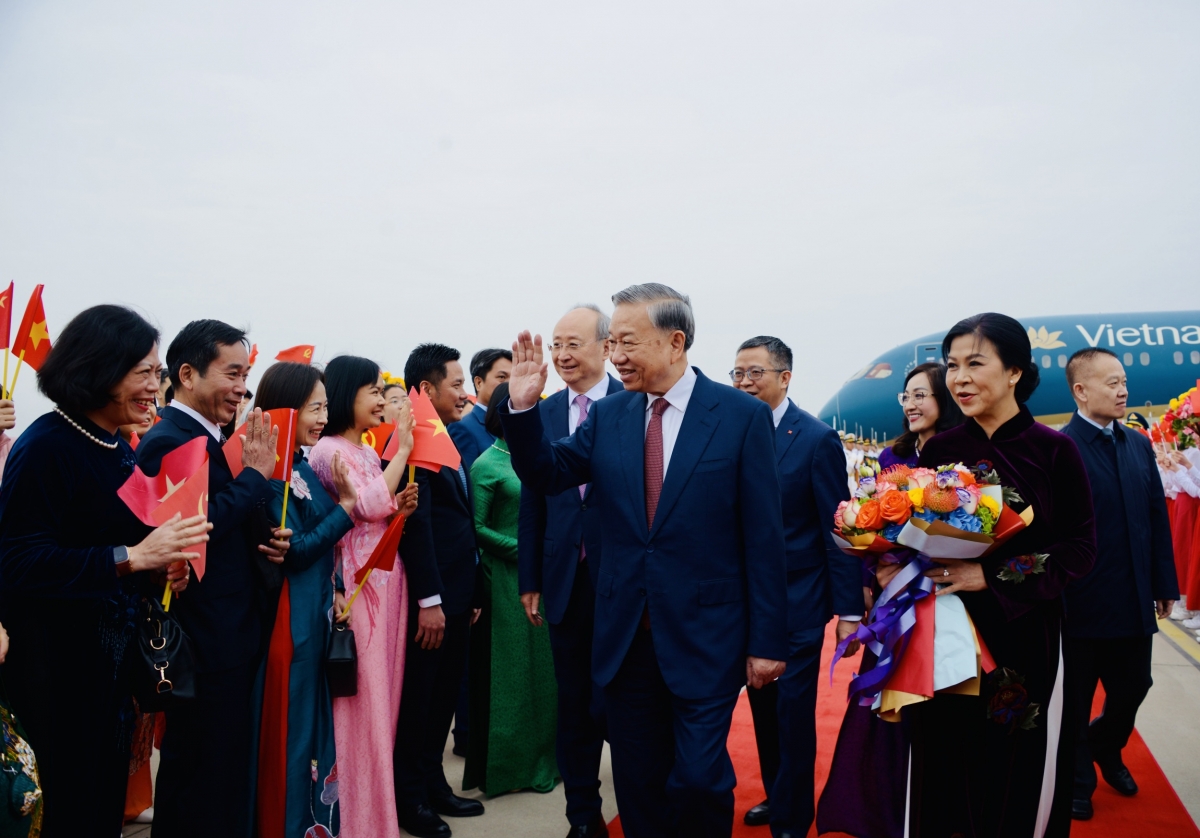 Ceremonia oficial de bienvenida al secretario general del Partido Comunista y presidente de Vietnam, To Lam, y a su esposa, con motivo de su llegada al Aeropuerto Internacional de Beijing. Foto: VOV