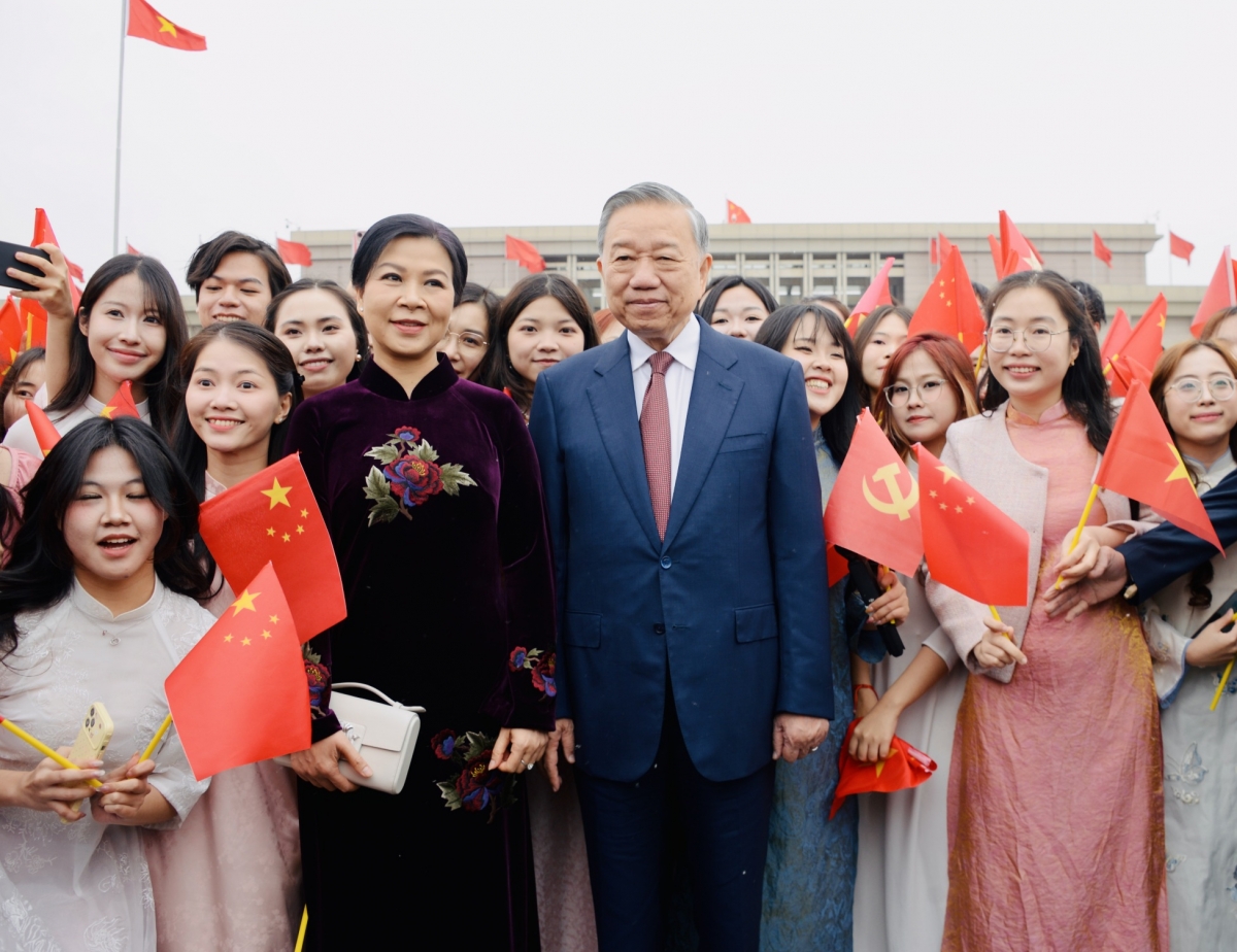 Tô Lâm et son épouse avec la diaspora et des étudiants vietnamiens en Chine. Photo: VOV