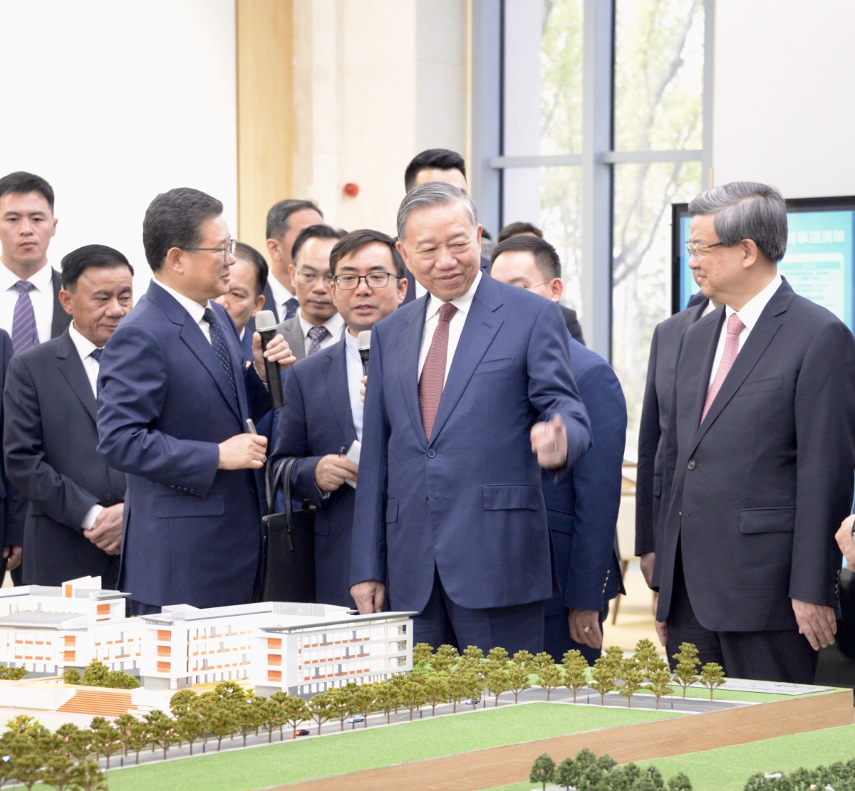 Tổng Bí thư, Chủ tịch nước Tô Lâm cùng Đoàn cấp cao Việt Nam khảo sát tại Khu khởi động của Khu mới Hùng An, tỉnh Hà Bắc (Trung Quốc) - Ảnh: VOV