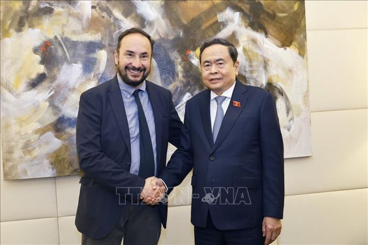 ประธานสภาแห่งชาติ เจิ่นแทงเหมิน ได้ให้การต้อนรับนาย Maurizio Acerbo หัวหน้าพรรค Communist Refoundation Party ของอิตาลี(VNA)