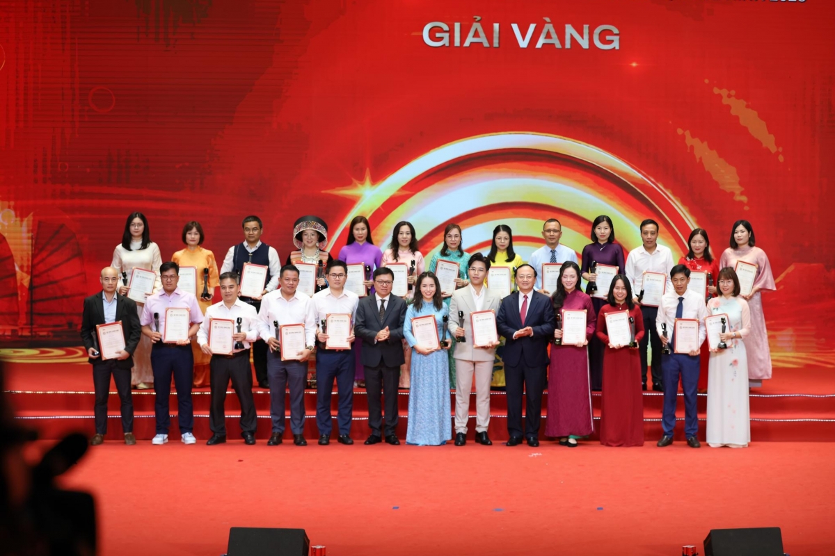 Ông Lê Quốc Minh, Ủy viên Trung ương Đảng, Tổng Biên tập Báo Nhân Dân, Phó Trưởng Ban Tuyên giáo và Dân vận Trung ương, Chủ tịch Hội Nhà báo Việt Nam và ông Đỗ Tiến Sỹ, Ủy viên Trung ương Đảng, Tổng Giám đốc Đài Tiếng nói Việt Nam, Phó Trưởng Ban Tuyên giáo Trung ương, Trưởng ban chỉ đạo Liên hoan phát thanh toàn quốc trao giải vàng cho đại diện các tác giả, nhóm tác giả. Ảnh: Đức Anh/VOV5