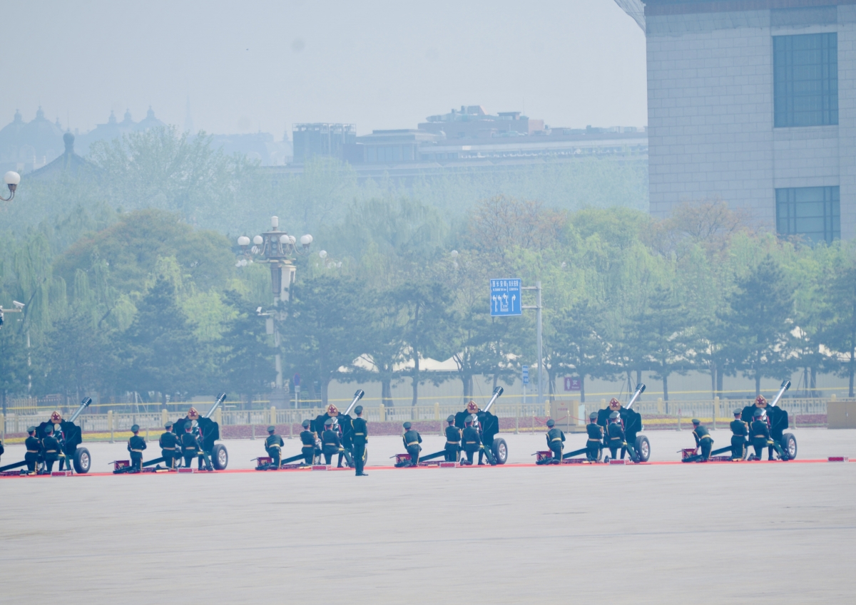 21 loạt phát đại bác được bắn lên chào mừng Tổng Bí thư, Chủ tịch nước Tô Lâm. Ảnh: VOV