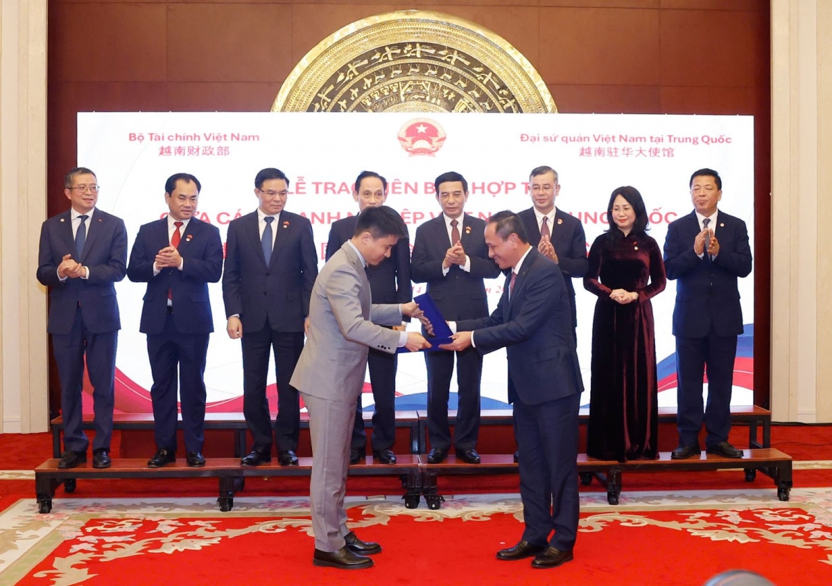Le Hong Ha, director general de Vietnam Airlines, entrega un memorando de entendimiento a Hu Yangyang, presidente de Beijing Shuozoujiuzou Technology. Foto: VNA