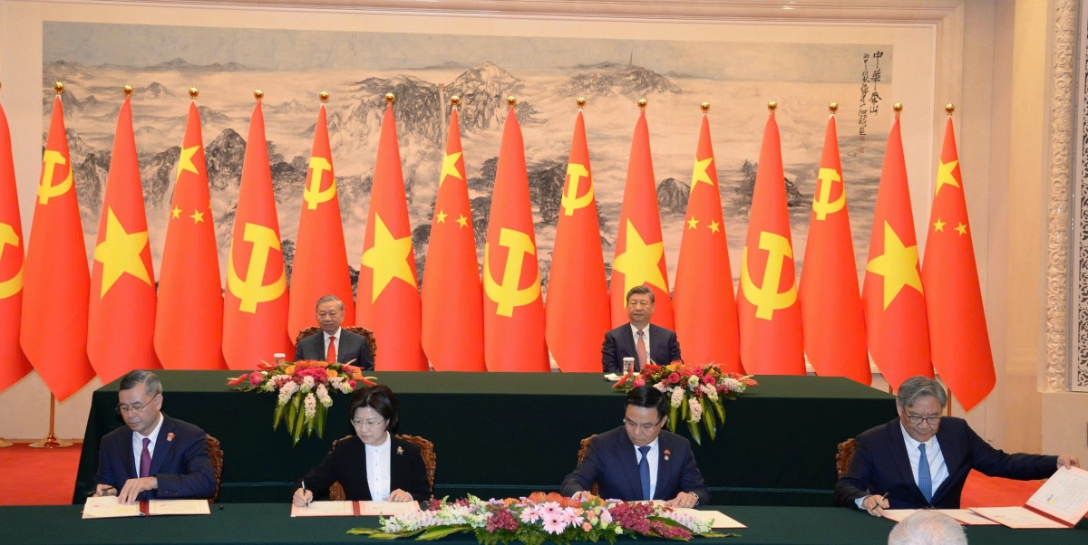 General Secretary and President To Lam and General Secretary and President of China Xi Jinping witness the signing of cooperation documents. Photo: VOV.