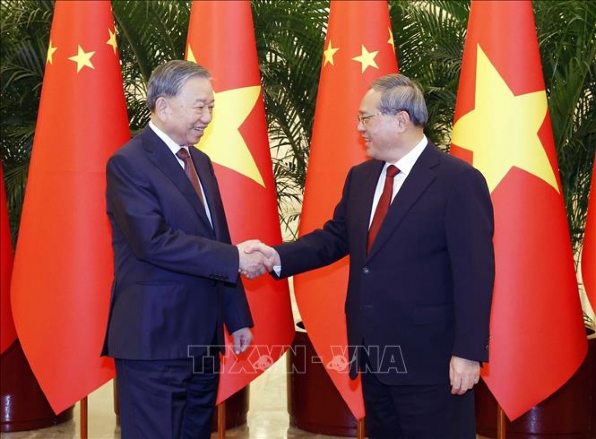 KPV-Generalsekretär und Staatspräsident To Lam (l.) und Chinas Premierminister Li Qiang. (Foto: Thong Nhat/VNA)