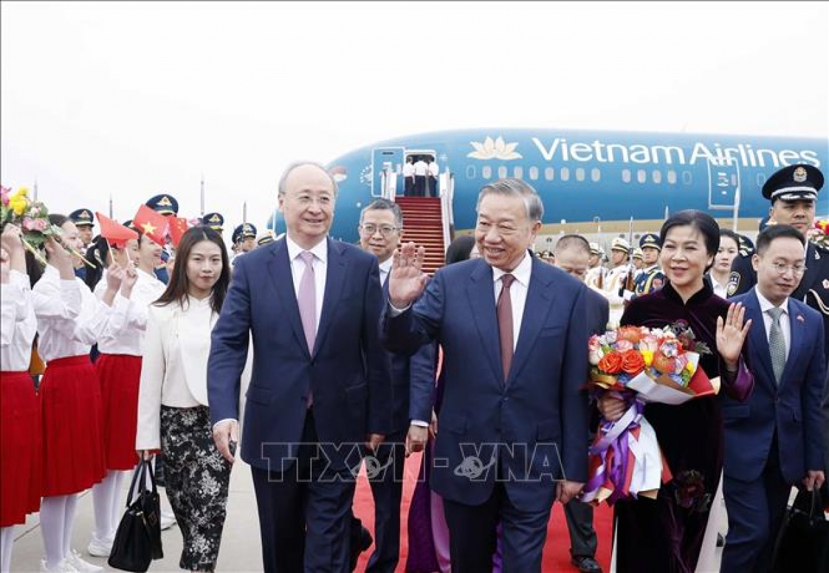 Ảnh minh hoạ: Ủy viên Bộ Chính trị, Bí thư Thành ủy Bắc Kinh Doãn Lực đón Tổng Bí thư, Chủ tịch nước Tô Lâm và Phu nhân tại Sân bay quốc tế Bắc Kinh. Ảnh: Thống Nhất/TTXVN