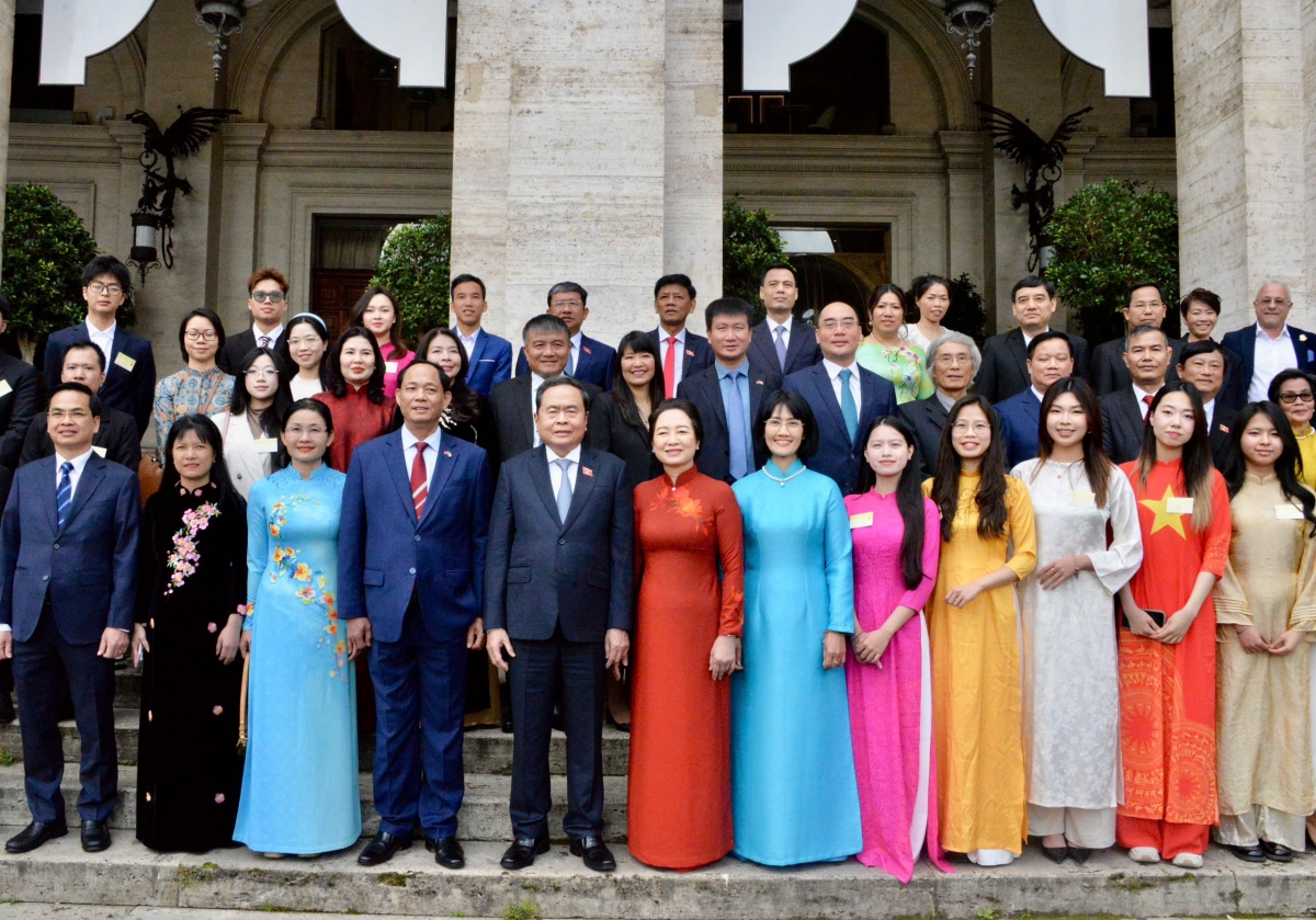 Chủ tịch Quốc hội Trần Thanh Mẫn và Phu nhân Nguyễn Thị Thanh Nga gặp gỡ cán bộ, nhân viên Đại sứ quán và cộng đồng người Việt Nam tại Italia. Ảnh: VOV