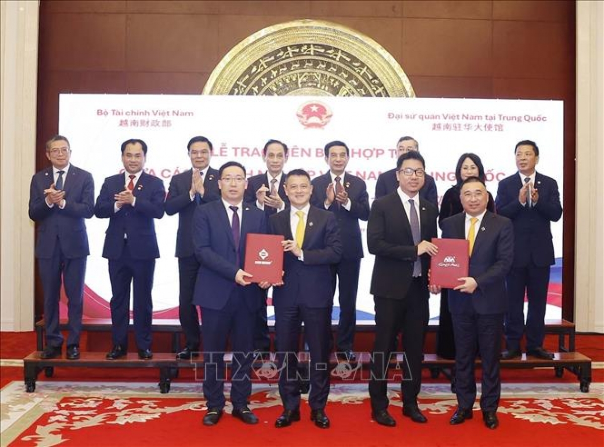 Lễ trao biên bản hợp tác giữa các doanh nghiệp Việt Nam - Trung Quốc. Ảnh: Thống Nhất/TTXVN