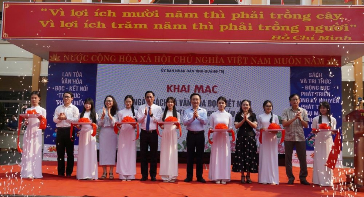 Lãnh đạo tỉnh Quảng Trị cắt băng Khai mạc Ngày Sách và Văn hóa đọc Việt Nam 2026. Ảnh: Thanh Trung/Báo Lao Động