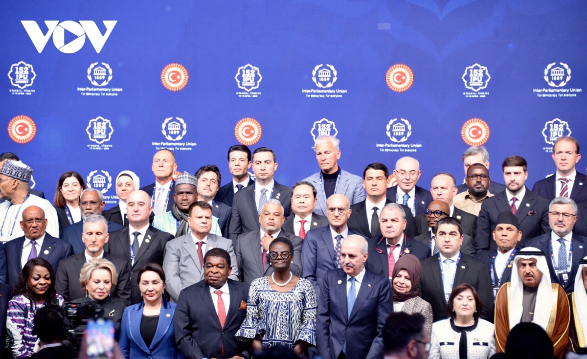 El presidente de la Asamblea Nacional de Vietnam, Tran Thanh Man, junto a otros delegados a la sesión de apertura de la UIP-152 en Estambul, Turquía. Foto: VOV