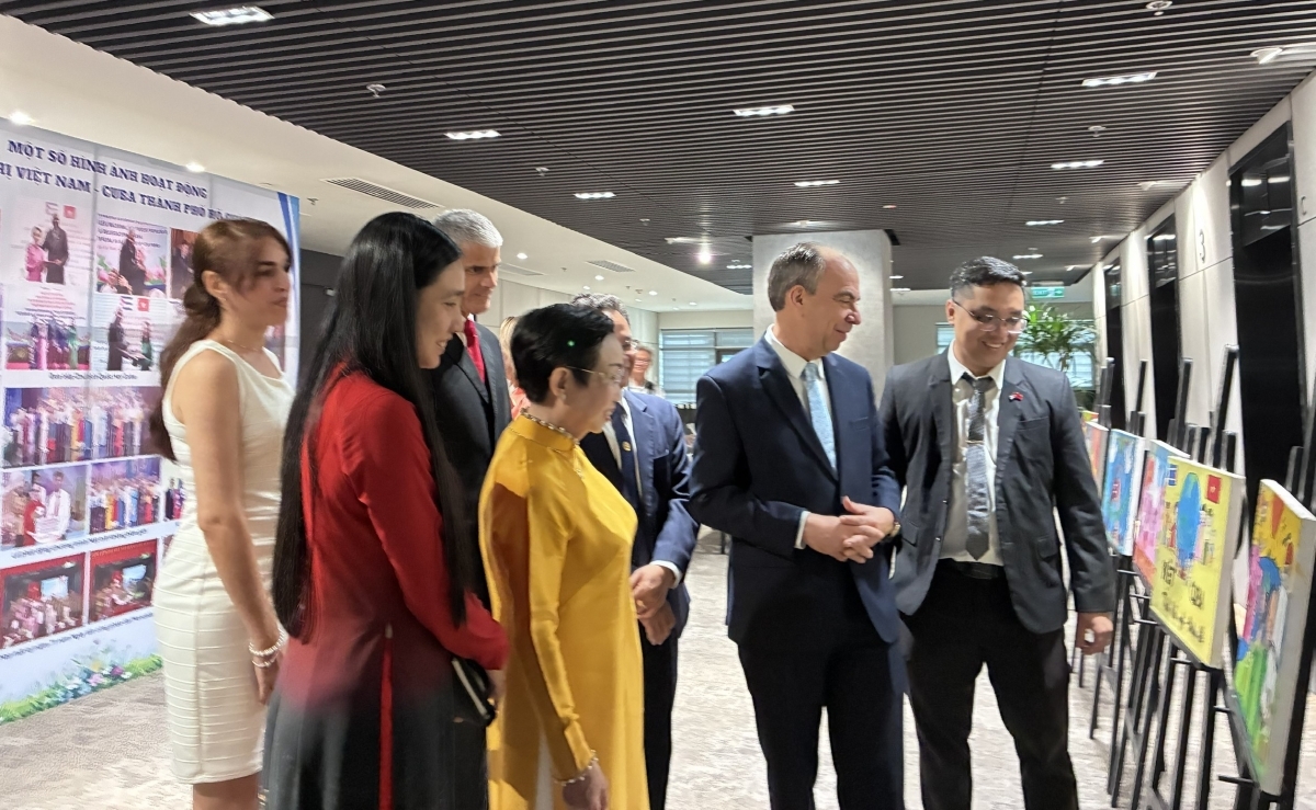 Buổi họp mặt lan tỏa tinh thần đoàn kết Việt Nam - Cuba. Ảnh: VOV