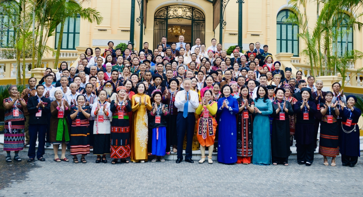 Party leader and President To Lam meets a delegation of 124 village elders, artisans and reputable community figures on the occasion of Vietnam Ethnic Groups’ Cultural Day, Hanoi, April 18, 2026.