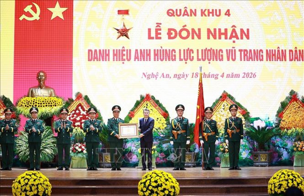 PM Le Minh Hung menyampaikan Gelar Angkatan Bersenjata Rakyat kepada KODAM 4. Foto: VNA