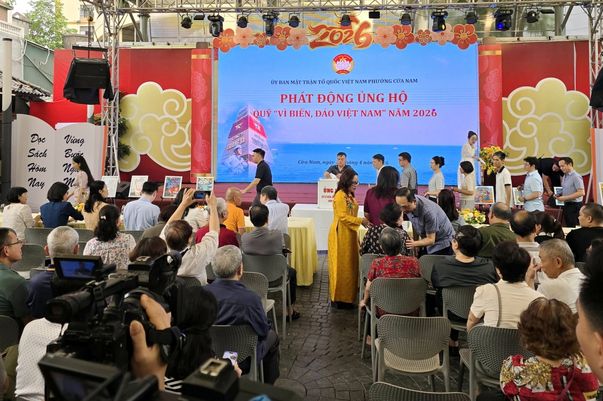Người dân ủng hộ Quỹ “Vì biển, đảo Việt Nam” năm 2026. Ảnh: Đức Anh/VOV5