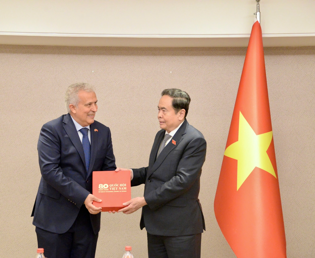 Trân Thanh Mân (droite) et Ali Tezolmez. Photo: VOV