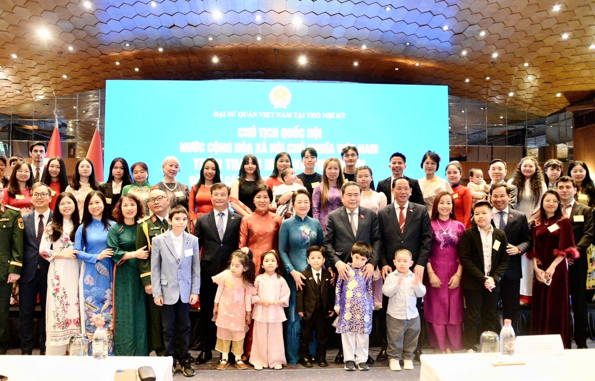 Trân Thanh Mân et son épouse à la rencontre avec la diaspora vietnamienne en Turquie. Photo: VOV
